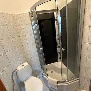 Duży pokój z łóżkiem king-size
